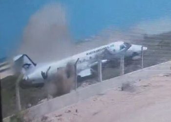 ‘천우신조’ 활주로 충돌 여객기 승객 무사(영상)