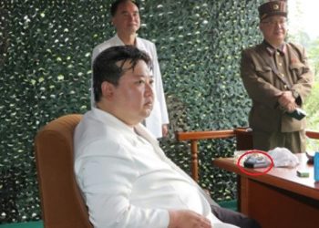 김정은, 갤럭시Z플립 쓰나…ICBM 발사 현장서 노출