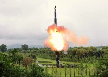 북, 탄도미사일 2발 발사…핵잠수함 입항 반발