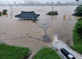 483mm 폭우 공산성 성벽 유실, 지붕 밑까지 물