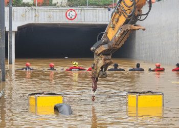 한국 물난리 참사..오송 지하차도 차량 수십대 고립 9명 사망