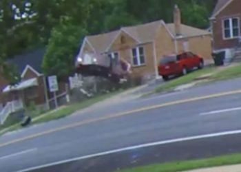 시속 100마일 달리다  주택으로 ‘쾅'(영상)