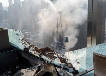 45층 빌딩 불붙은 크레인 추락…뉴욕 한복판(영상)