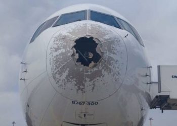 우박 맞아 ‘코 뚫린’ 뉴욕행 델타항공…비상 착륙