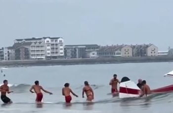 경비행기 해안 추락…피서객 코앞 곤두박질(영상)