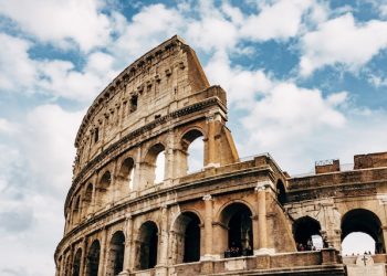 콜로세움에 이름 새긴 관광객…벌금 1만 5천유로