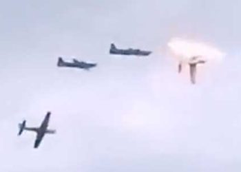 콜롬비아 공군기 충돌…불 뿜으며 추락(영상)