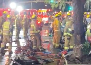 우드랜드힐 과속차량 충돌..사고현장 처참, 4명 위독(영상)