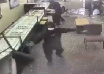 보석가게 차로 돌진, 싹쓸이…또 다시 스매쉬앤그랩 떼강도(영상)