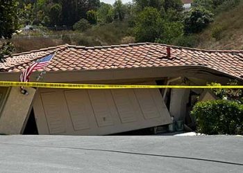 “주택 17채 추가 붕괴 위험” 대피 주민 늘어…대규모 싱크홀 조짐