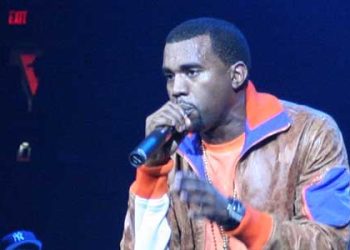 “이 학교 이상해 ” 카니예 웨스트, 교사에게 소송 당해