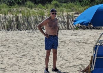 바닷가에서 웃옷 벗은 바이든