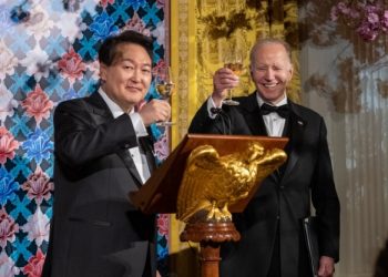 FT “미국 밀착 선회한 한국, 중국에 표적된다”