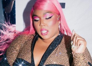 “가슴 만지고 옷 벗으라고 강요”…LA 톱가수, 성희롱 혐의 피소