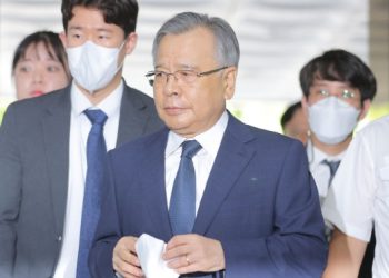 ‘국민 영웅’서 대장동 뇌물 ‘잡범’ 전락한 박영수 전 특검