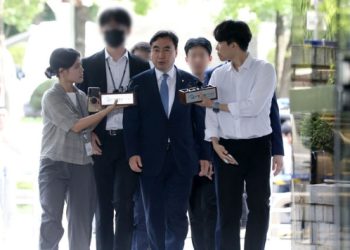 ‘돈봉투 의혹’ 윤관석 의원 구속..이성만은 기각