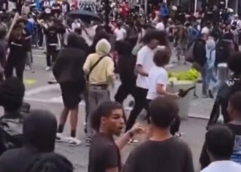 뉴욕서 군중 수만 명 난동…공짜선물 과장광고에 속아(영상)