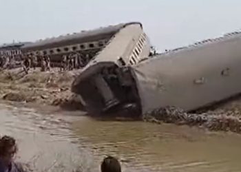 파키스탄 열차 탈선…30명 숨지고 60여명 부상(영상)