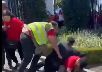 LA 호텔노동자들 파업 중 난투극…호텔직원들과 충돌(영상)