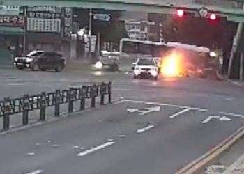 총알처럼 날아간 역주행 택시, 버스 충돌(영상)