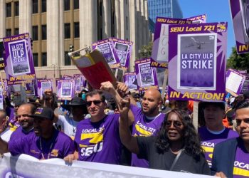 24시간 파업에 LA시 휘청…1만여명 거리 시위, 공공서비스 중단(영상)