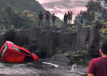 딸이 탄 차 호수 빠지자 달려든 아빠 함께 추락(영상)