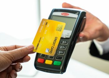 미국인 크레딧 카드 빚 사상 최초 1조 달러 돌파