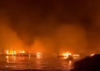 해안경비대, 불길 피해 바다로 뛰어든 17명 구조…15시간 구조작업