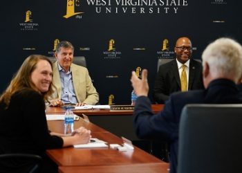 ‘바이든 천적’ 맨친 상원의원, 민주당 탈당 움직임…제3지대 부상하나