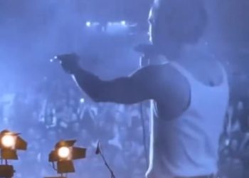 ‘남성 멤버들끼리 키스’ 영국 밴드 ‘The 1975’ 말레이서 벌금