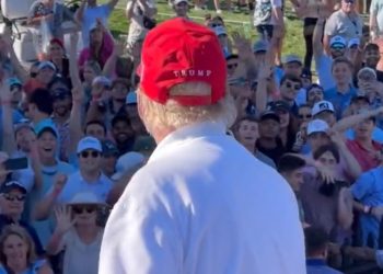 ‘요란한 등장’ 트럼프, 갈비 굽는 디샌티스 위로 전용기 선회(영상)