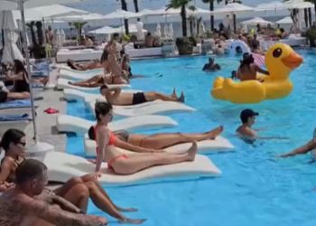 “여기는 우크라이나”….해수욕장도 문 열어(영상)