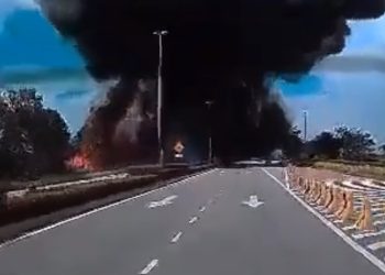 말레이지아 여객기 도로 추락…10명 사망(영상)