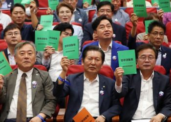 이재명 9월 영장설에 계파갈등..친명 “불참” vs 비명 “표결”