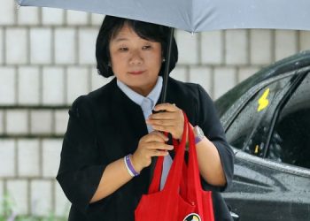 ‘기부금 횡령’ 윤미향 2심도 징역 5년 구형…”1심 과하게 가벼워”