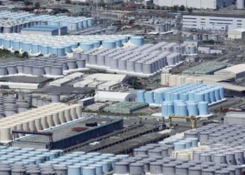 일본, 원전 오염수 방류 버튼 눌렀다…30년간 바다로