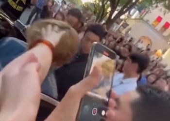 BTS 뷔 일본서 봉변…극성팬에게 머리채 잡혀