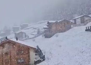 8월의 크리스마스…이탈리아 때 아닌 눈 이상기후(영상)