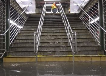 상수도관 파열 타임스스퀘어 침수, 지하철중단(영상)