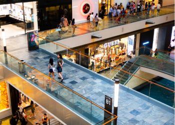 “미성년자, 쇼핑몰 입장하려면 ID 제시해야”..10대들 연일 난동