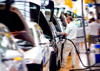 바이든 행정부, 내연기관→전기차 공장전환에 120억달러 지원