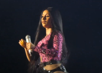 래퍼 카디비, ‘노팬티’로 무대 올라 여성용품 노출