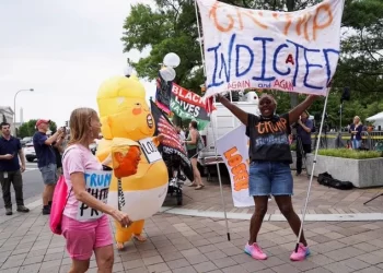 “트럼프는 루저” VS “바이든 끔찍”…법원 앞 ‘떠들썩’