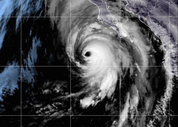 힐러리 진입…홍수경보, 국립공원 폐쇄, 우주선 발사연기(영상)