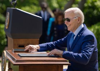 민주당 일각 “바이든 포기해야”…재선가도 불안불안