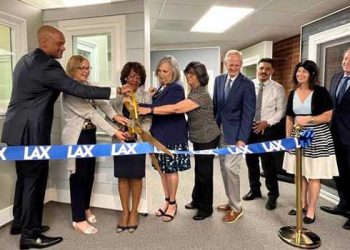 LAX 인근 주민들 방음벽 설치 지원..”하루 1500편 머리 위로 비행”