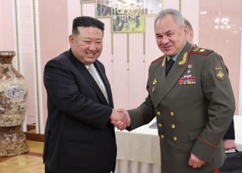 백악관 “푸틴·김정은, 친서 주고받아…무기 거래 활발 진전”