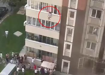 화재 16층 건물서 점프…매트리스로 받아내(영상)