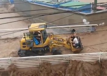 급류 뚫고 일가족 구조…‘트랙터 영웅’(영상)