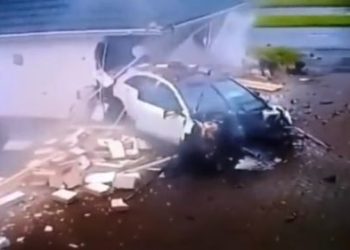 날아온 벤츠 차고 박살…10대 운전자 멀쩡(영상)